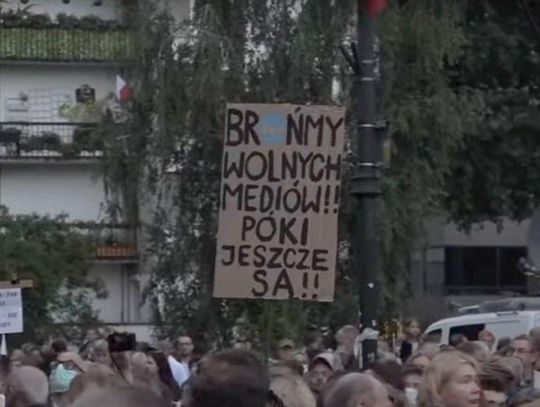 Awantura w sejmie, protesty na ulicach - o co poszło w sprawie "Lex TVN"?