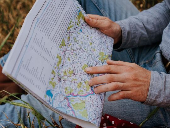 Dlaczego doświadczeni turyści nie rezygnują z papierowych map i przewodników?