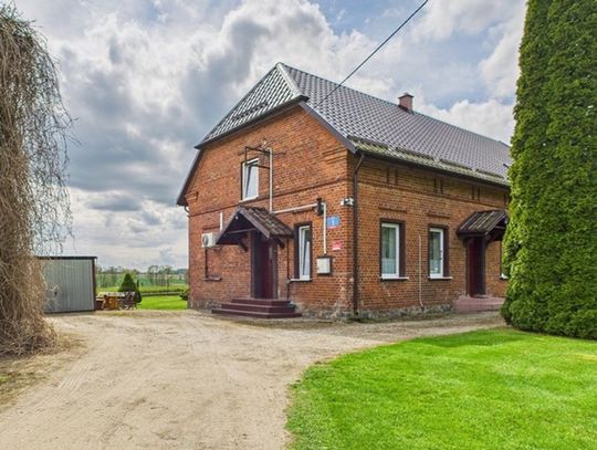 Dom po starej szkole na sprzedaż. Spokój, natura i 4689 m² możliwości