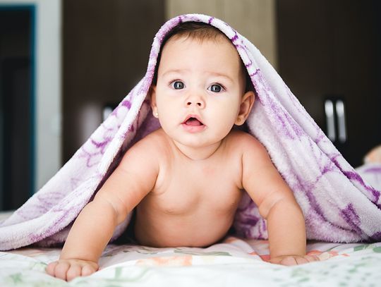 Jak bawić się z niemowlęciem do 6 miesiąca życia, by wspierać rozwój psychoruchowy?