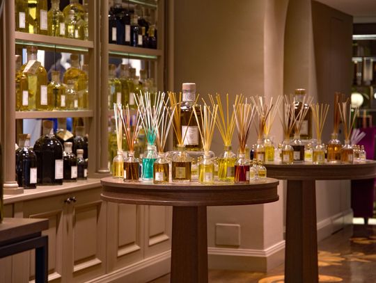 Jak dobrać sukienkę i zapach? Przewodnik po elegancji z francuskimi perfumami lane