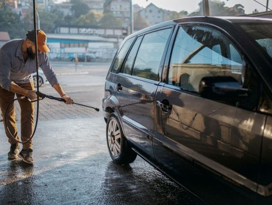 Jak myć auto, żeby nie uszkodzić lakieru? Mamy sprawdzone sposoby