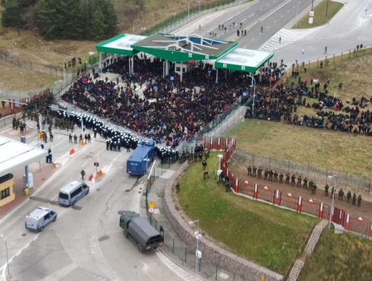 Kilka tysięcy osób na granicy. Białorusini sprowadzają olbrzymie grupy