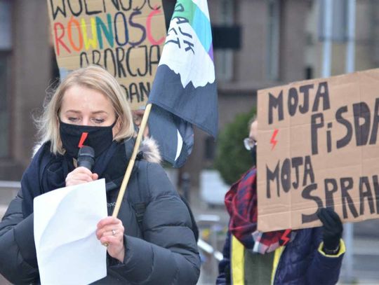 Nauczyciel pozywa posłankę PiS. W tle protesty Strajku Kobiet