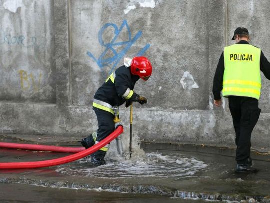 Pozrywane dachy, połamane drzewa, tornado. Krajobraz po burzach