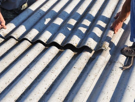 Rakotwórczy azbest wciąż zalega na dachach. Pilnie potrzeba zmian w programie rządowym