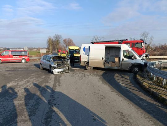 Zderzenie na skrzyżowaniu starego odcinka "siódemki". Pasażerka z obrażeniami