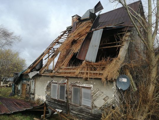 Zerwany dach w Rachowie. Rodzina ewakuowana