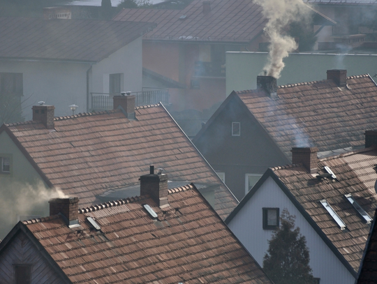 Zima ze smogiem. Duża grupa Polaków będzie paliła w piecach byle czym