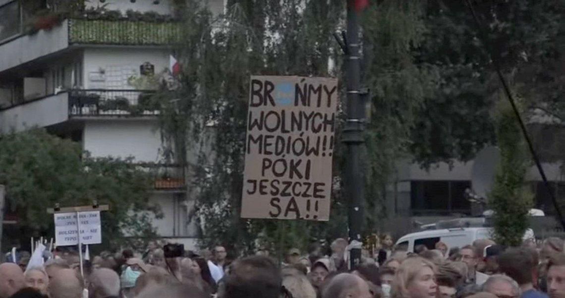 Awantura w sejmie, protesty na ulicach - o co poszło w sprawie "Lex TVN"?