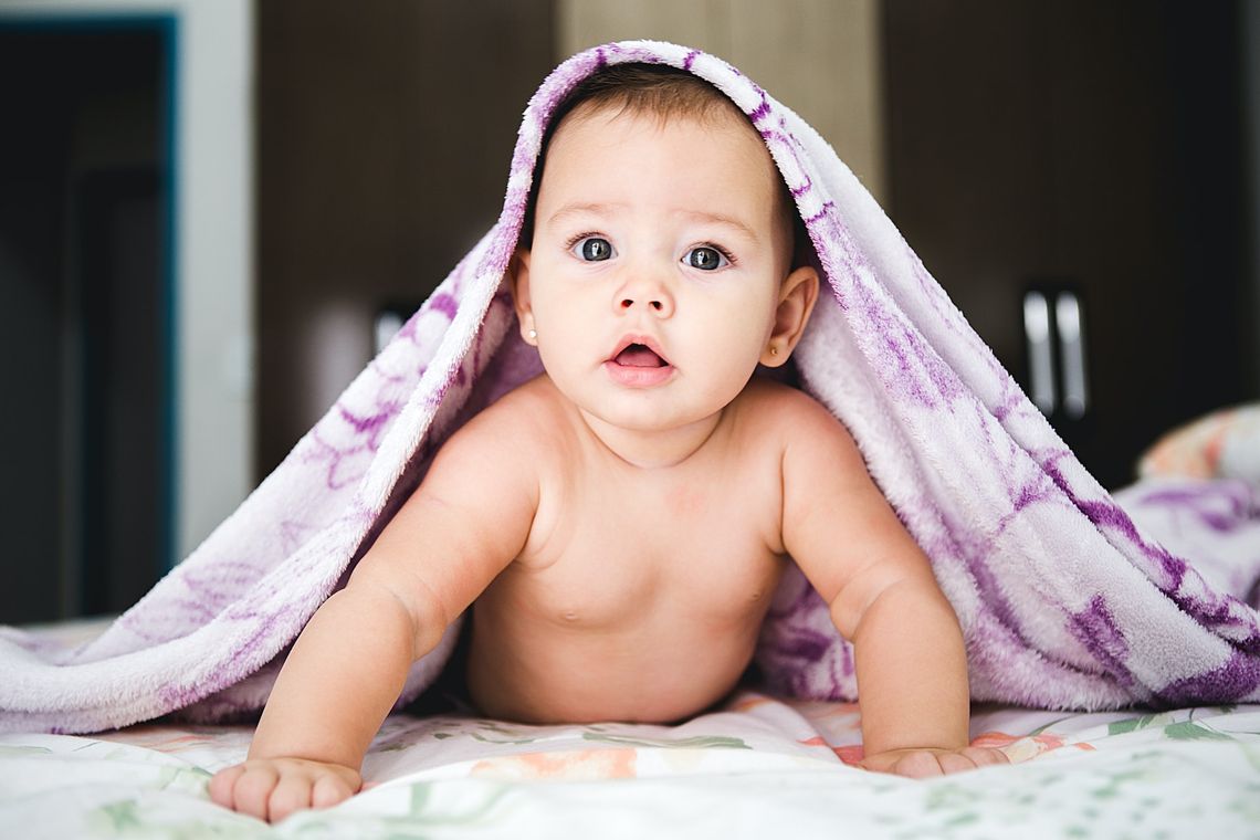 Jak bawić się z niemowlęciem do 6 miesiąca życia, by wspierać rozwój psychoruchowy?