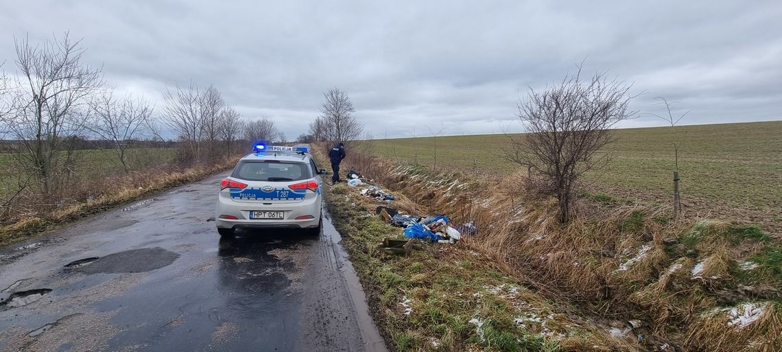 Mandat za... Mikołaja. Policjanci ustalili mężczyznę, który wyrzucił śmieci przy drodze