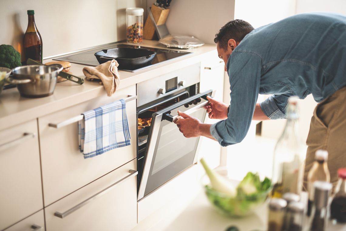 Najwięcej prądu ciągnie kuchenka elektryczna. Jak Polacy chcą oszczędzać energię?