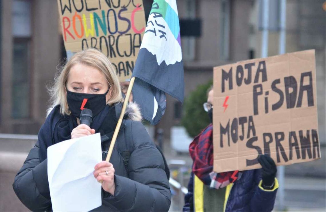 Nauczyciel pozywa posłankę PiS. W tle protesty Strajku Kobiet