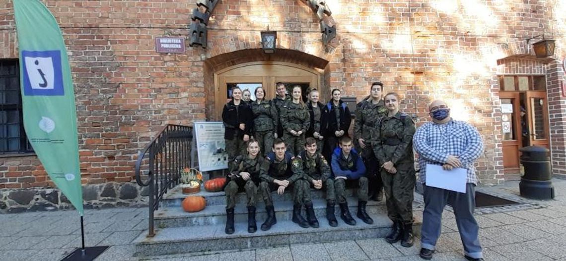 Uczniowie z ZSEiT w Pasłęku poznają historię regionu